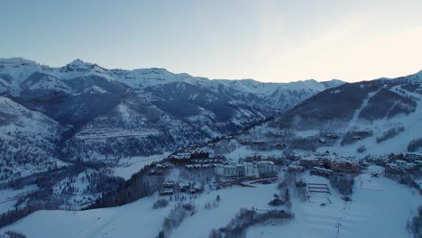 Vista-De-Drones-De-Telluride,-Pueblo-De-Esquí-De-Colorado-Durante-El-Amanecer-En-El-Invierno