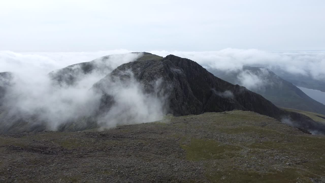 llegando a la cumbre de scafell pike en verano con mi dji mini 2