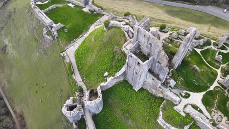 aproximación aérea de arriba hacia abajo sobre restos espectrales de las ruinas del castillo de corfe