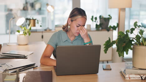 Mujer-De-Negocios-Con-Dolor-De-Cabeza,-Agotamiento-Y-Computadora-Portátil