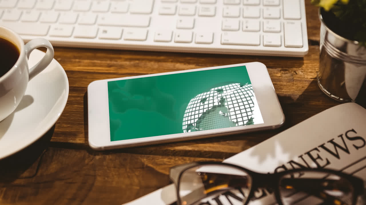 animación de teléfono inteligente con globo en la pantalla, teclado y taza de café en el escritorio