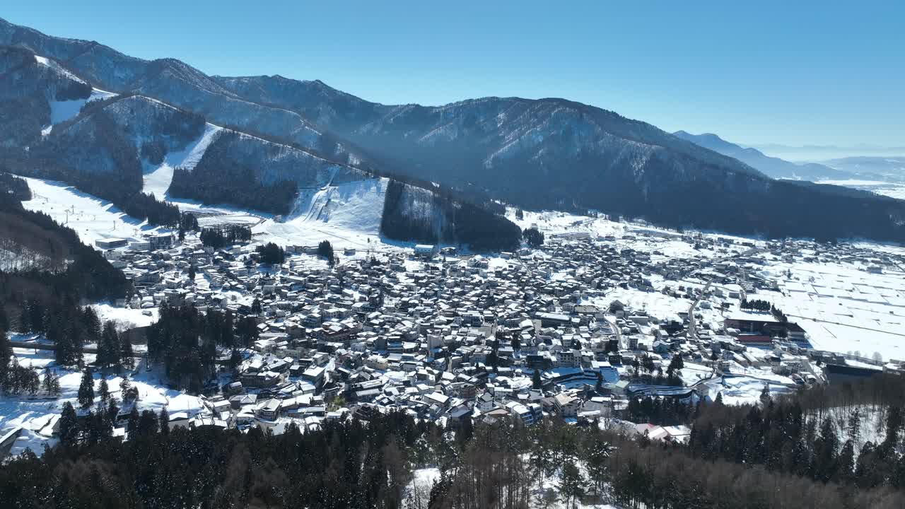 un dron aéreo se alejó de un tiro de los japoneses en el pueblo de la estación de esquí de montaña de nozawaonsen.