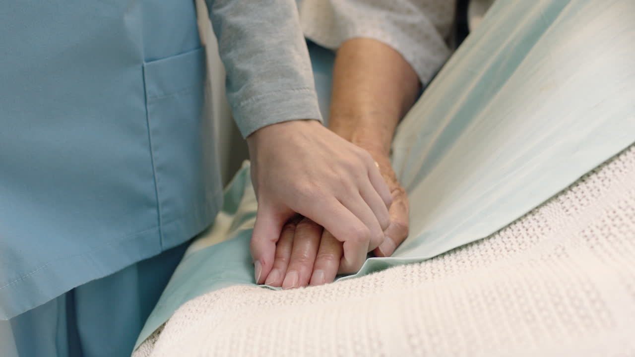 enfermera tocando la mano de una anciana en la cama del hospital mostrando afecto por el paciente anciano que se recupera de la enfermedad atención médica