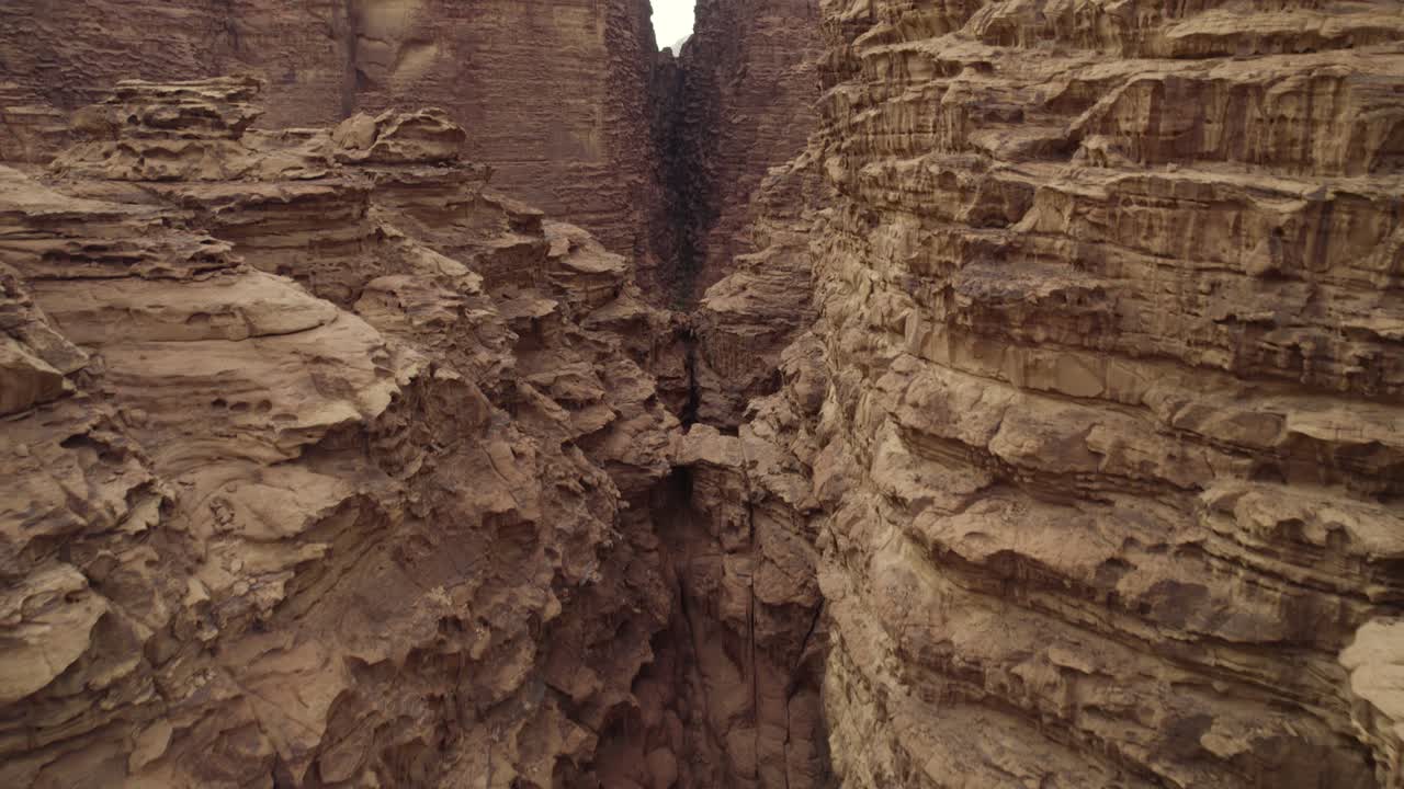 acantilados rocosos de piedra arenisca en el desierto de wadi rum en jordania, oriente medio, aérea