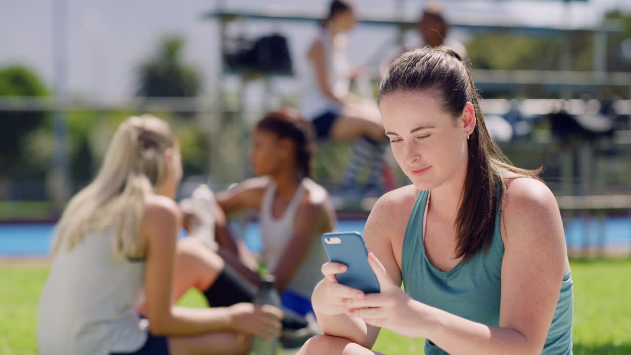 joven jugador de hockey sonriendo