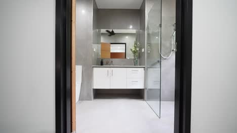 moderne tropische villa badkamer met schone witte afwerking, een ruime indeling, en hedendaags ontwerp voor een luxe gevoel