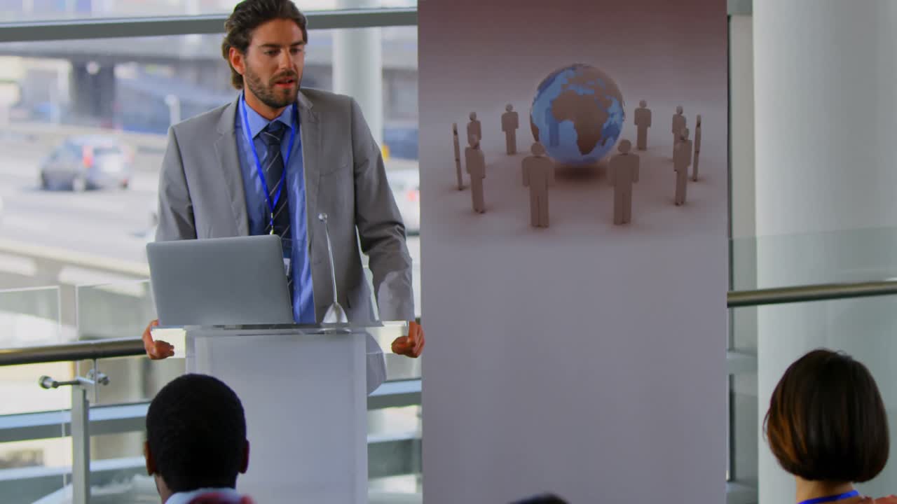 vista frontal del orador masculino caucásico habla en el seminario de negocios 4k