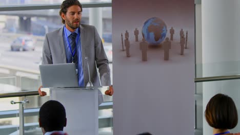 vista frontal del orador masculino caucásico habla en el seminario de negocios 4k
