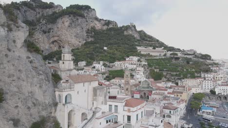 Vista-Aérea-De-La-Ciudad-De-Amalfi-En-El-Mar-Mediterráneo,-Italia