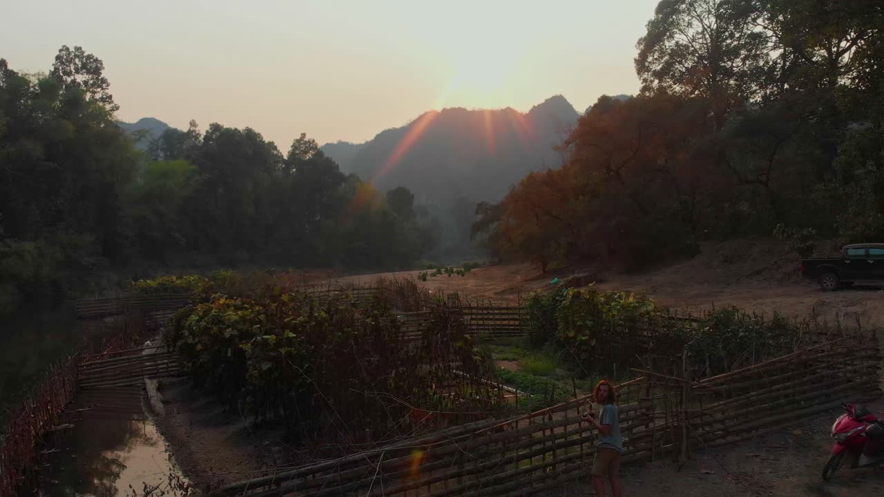 Fiume calmo di Thakhek al tramonto con i locali. Laos, Khammouane