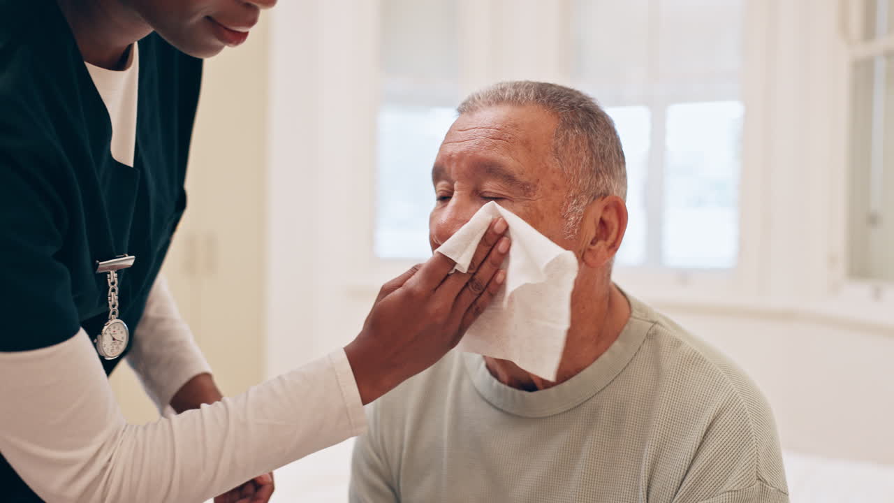 cuidador que ayuda a un anciano con la higiene facial
