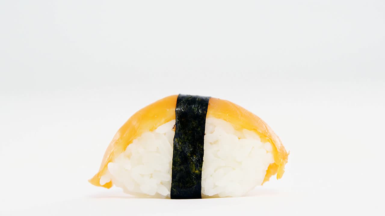 sushi nigiri envuelto en algas nori