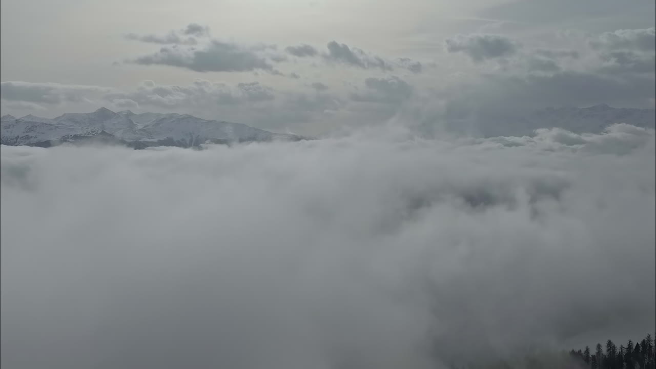 극적인 구름  ⁇ 개와 함께 구름 위의 공중 전망