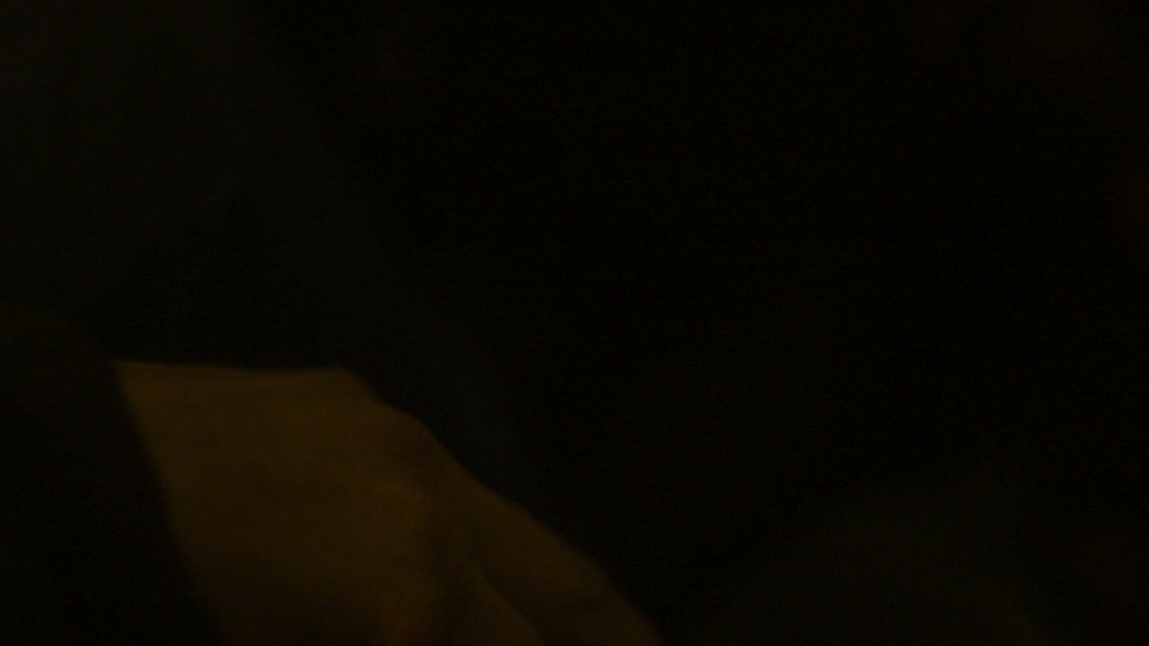 primer plano de la mano de una persona en la oscuridad