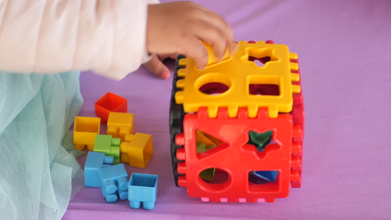niño jugando con juguetes de clasificación de formas