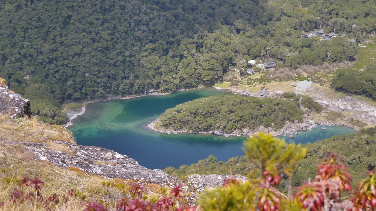 deslizador, revelando la cabaña del lago mckenzie en el valle de abajo, routeburn track nueva zelanda
