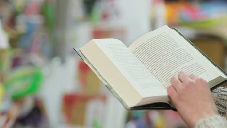 hermosa niña examina un libro en la biblioteca