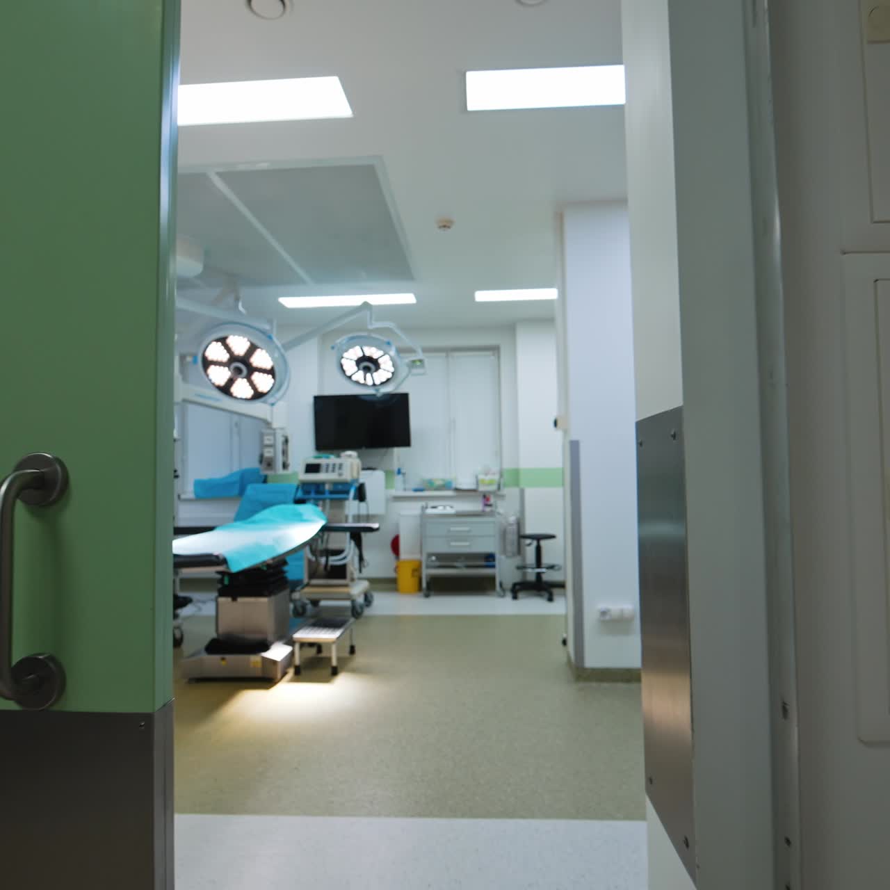 Puerta ancha con ventanas cuadradas en el vestíbulo del hospital. Entrada al quirófano para neurocirugías sin gente.