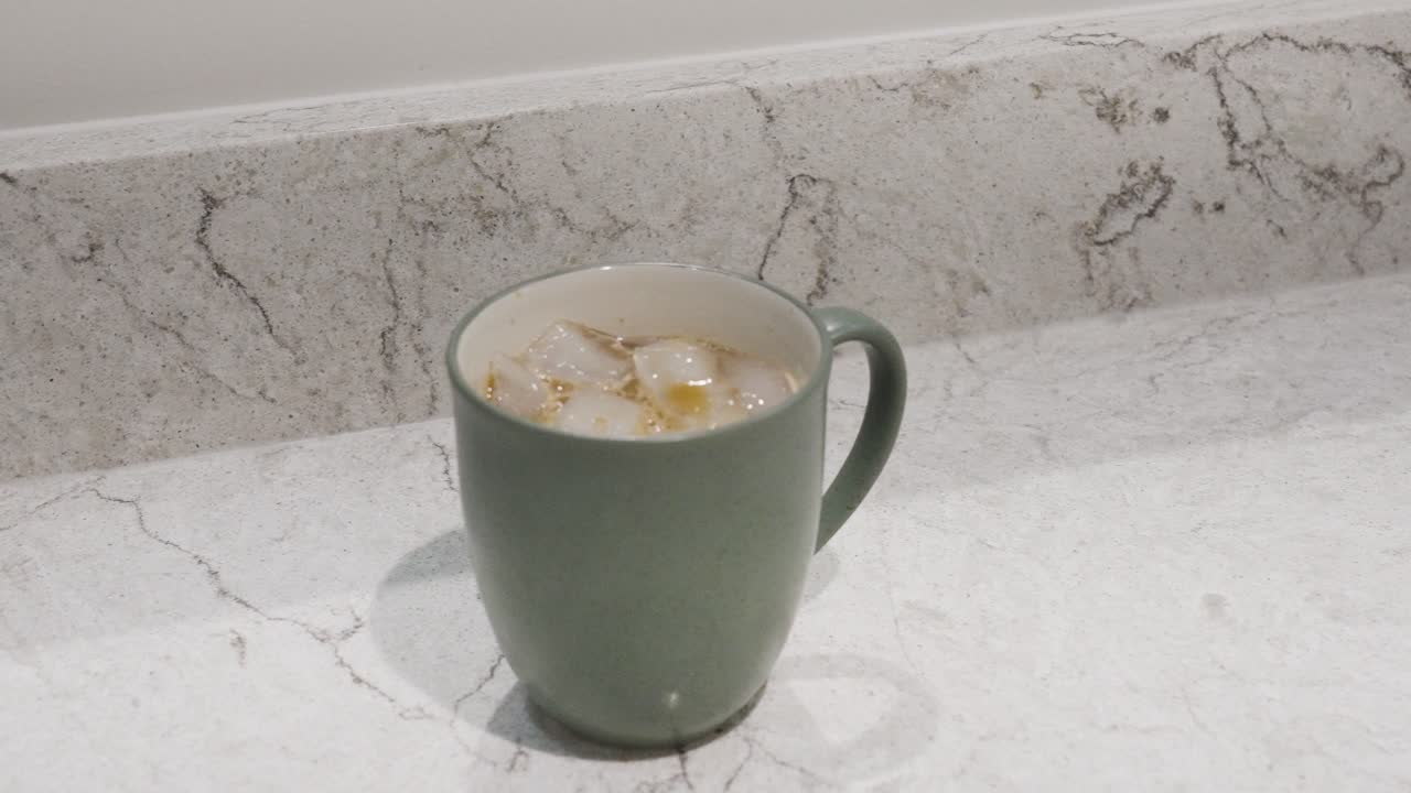 커피에 더 가까이 다가갈 때 회전