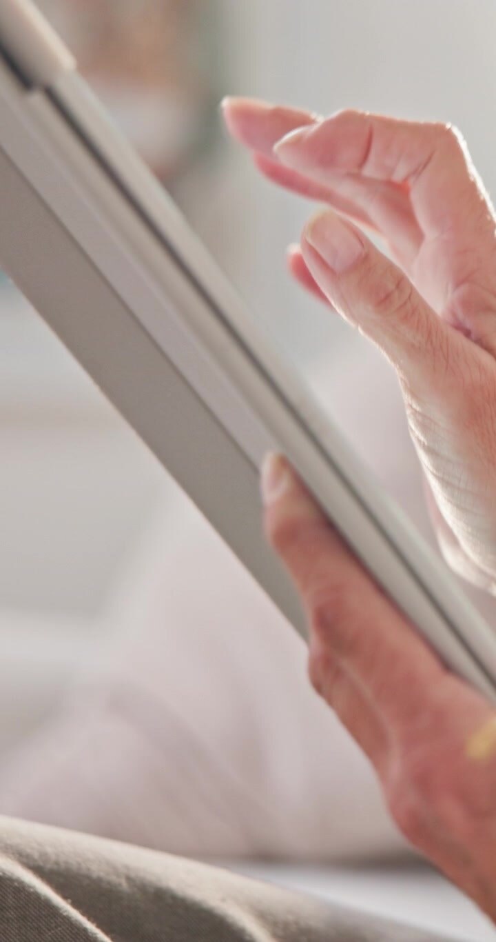 Primo piano di una donna anziana che usa un tablet