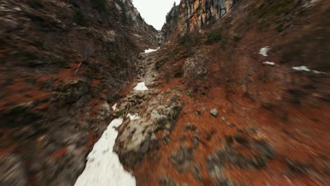 4k, tiro de drone de montaña rocosa con árboles y arbustos alrededor