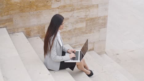 Seitenansicht-Einer-Frau-Mit-Laptop-Auf-Der-Treppe