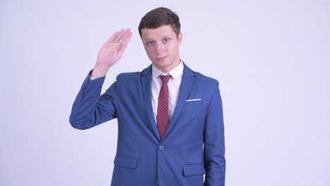 joven feliz y guapo hombre de negocios en traje