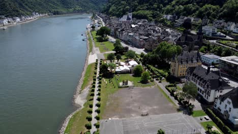 toma aérea de drones voladores, en picada, del valle del río rin y arquitectura antigua, incluidos castillos medievales, edificios antiguos y colinas alpinas boscosas naturales