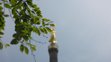 columna de la victoria de berlín. fuera de enfoque de la toma cinematográfica