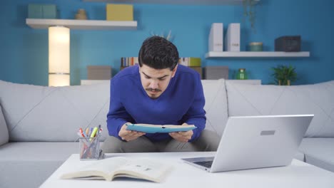 joven con visión borrosa y debilidad ocular.