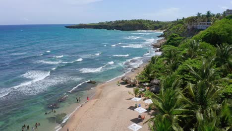 Forward-flight-on-Najayo-beach-in-San-Cristóbal,-Dominican-Republic,-view-of-the-waves-and-the-beautiful-vegetation-that-characterizes-the-area