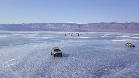 Drohnenansicht-Der-Epischen-Filmischen-Verfolgungsjagd-Auf-Dem-Zugefrorenen-Baikalsee-Im-Winter-Tagsüber