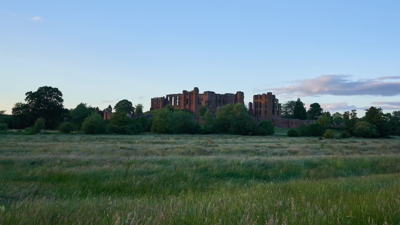 timelapse de las ruinas del castillo de kenilworth desde el prado en una noche de verano