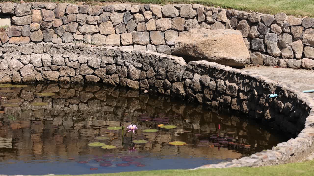 역사적인 돌로 된 수로 를 통해 흐르는 물