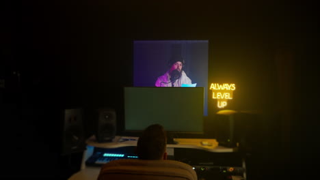 sesión de grabación de podcast en un estudio casero