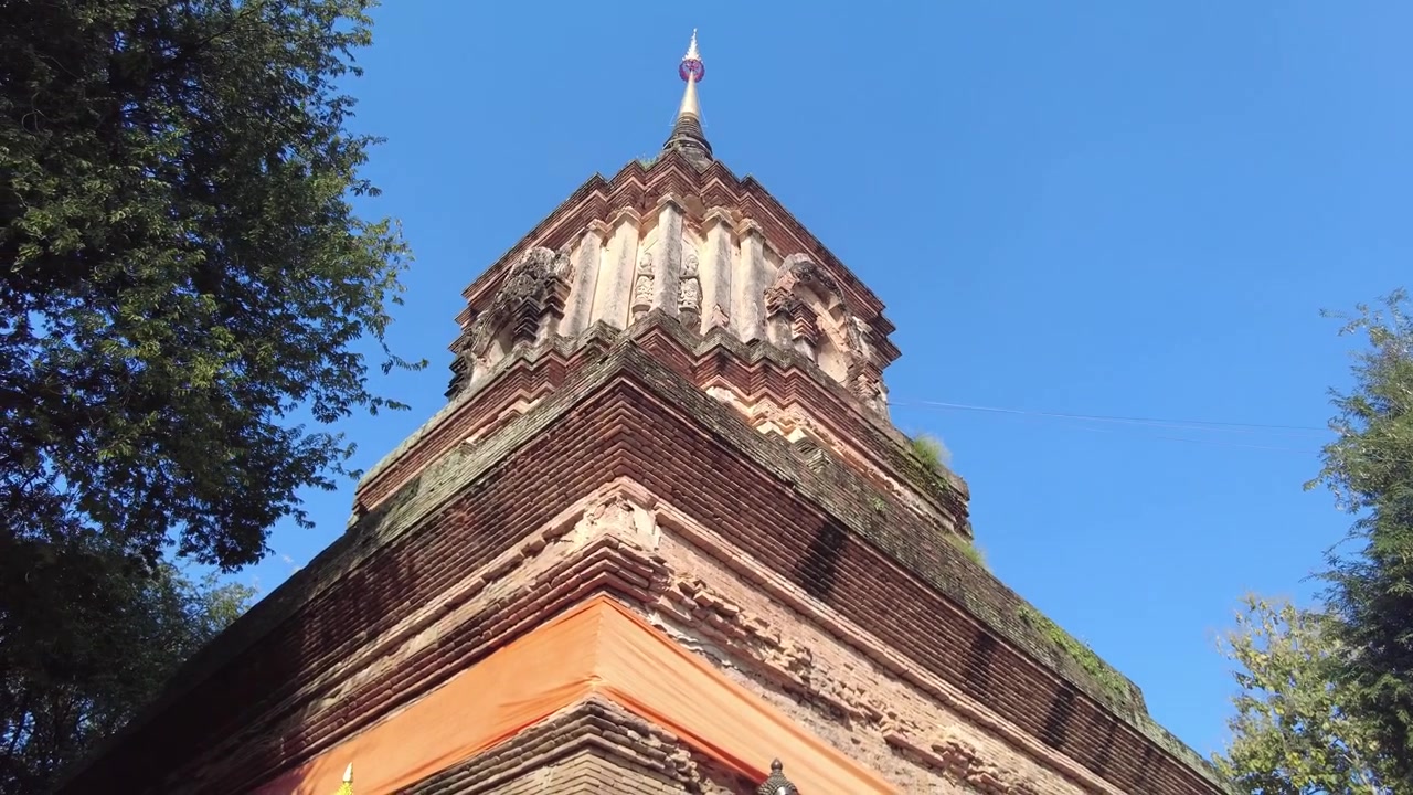 Sguardo verso le rovine del tempio Wat Chedi Luang nel centro storico di Chiang Mai