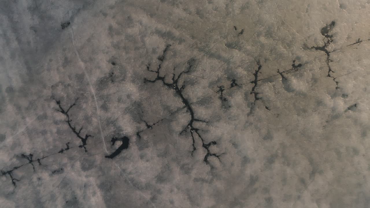 la capa de hielo a través del lago se derrite con el aumento de la temperatura