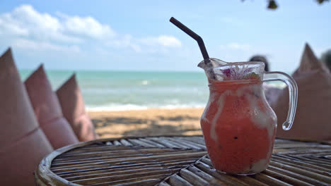 Tarro-De-Batidos-De-Mango,-Piña,-Sandía-Y-Yogur-O-Yogur-Con-Fondo-De-Playa