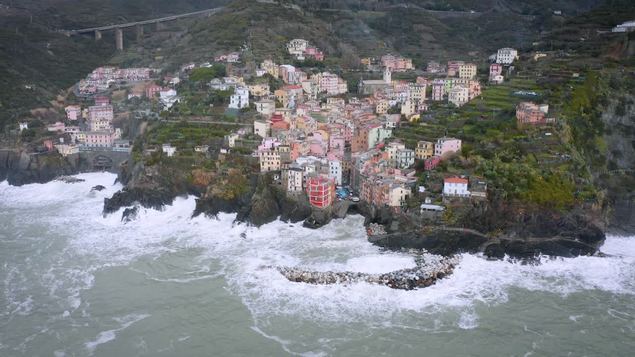 Veduta aerea di Riomaggiore, Cinque Terre, durante una mareggiata.