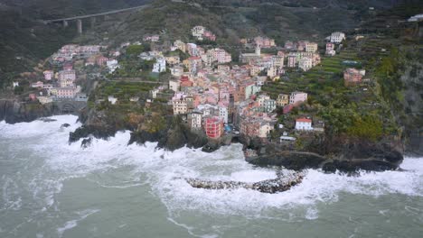 Vista-Aérea-De-Riomaggiore,-Cinque-Terre,-Durante-Una-Tormenta-De-Mar