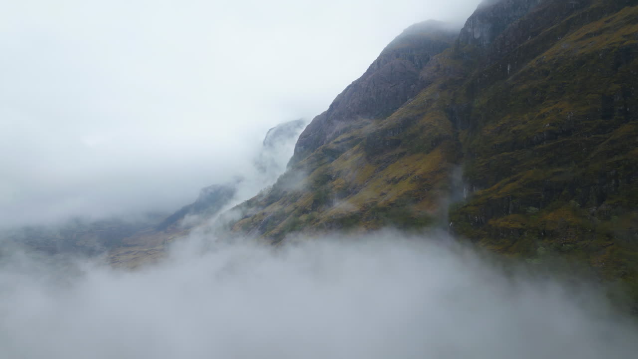 cielo nublado y dramática niebla de montaña dolly aéreo en