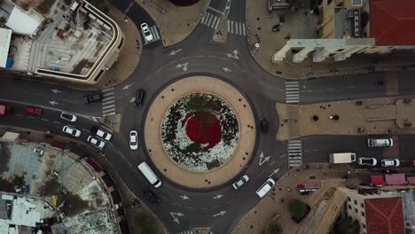 Luftaufnahme-Des-Verkehrs,-Der-Sich-Langsam-Entlang-Des-Kreisverkehrs-Yossi-Carmel-Square-In-Jaffa,-Israel,-Bewegt