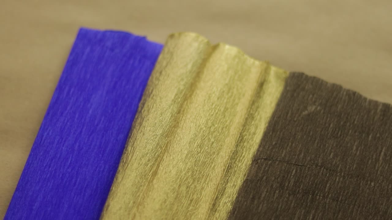 papel crepe delicadamente dispuesto en un telón de fondo de papel artesanal texturizado