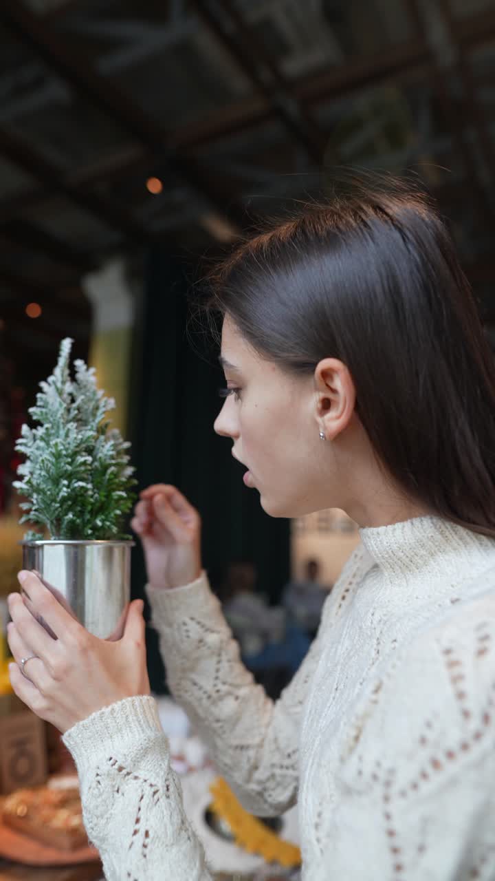 크리스마스 장식품 을 조사 하는 여자