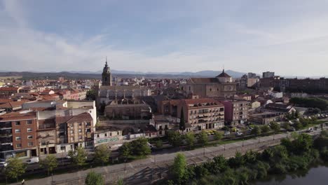 Traffic-flow-on-road-next-to-Tagus-river,-Talavera-de-la-Reina,-Toledo,-Spain