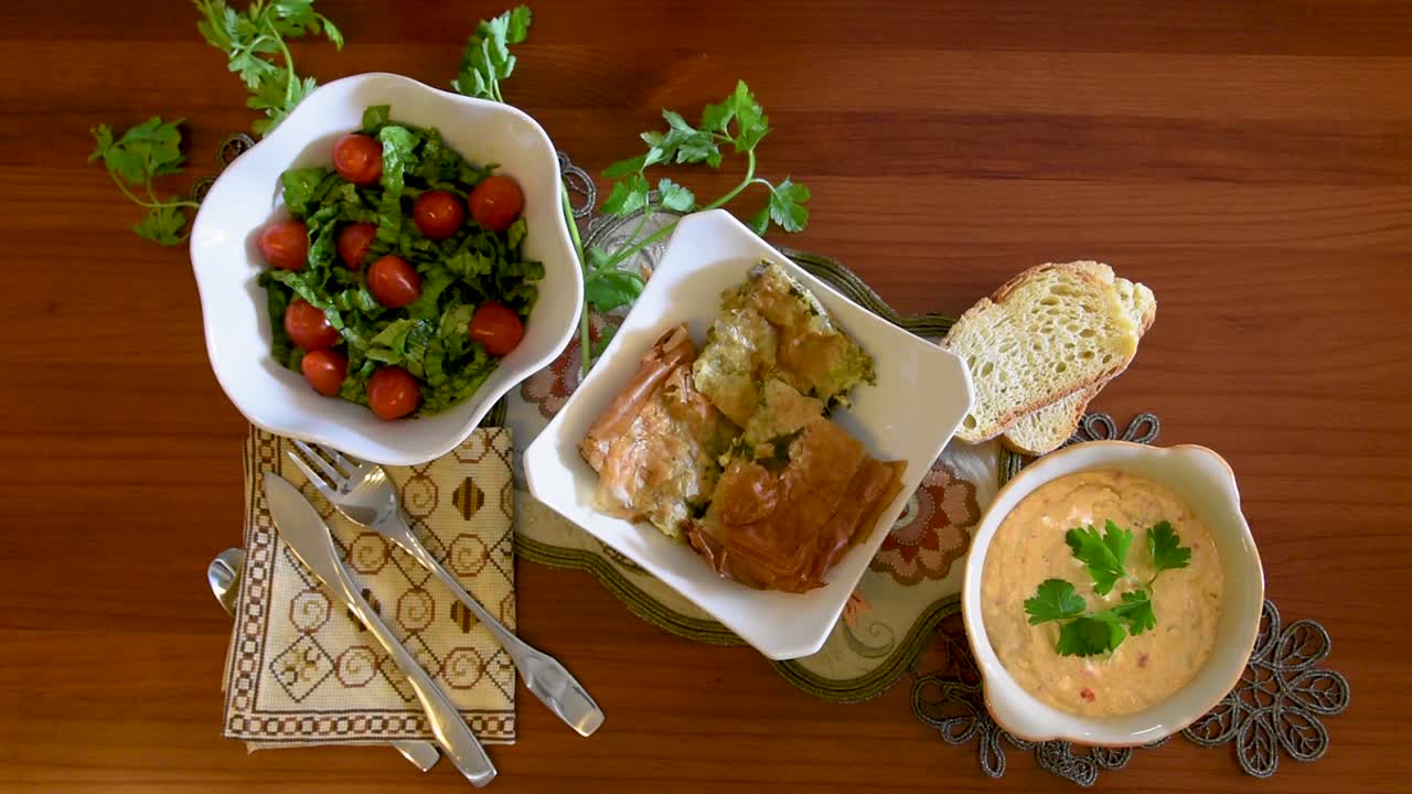 cocina mediterránea saludable, concepto de tres platos para el almuerzo o la cena