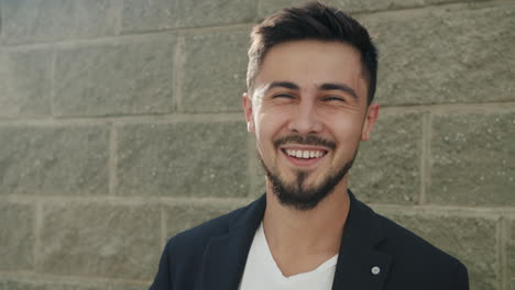 hombre feliz sonriendo a la cámara