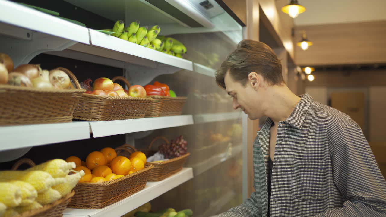 hombre comprando frutas y verduras en la tienda de comestibles
