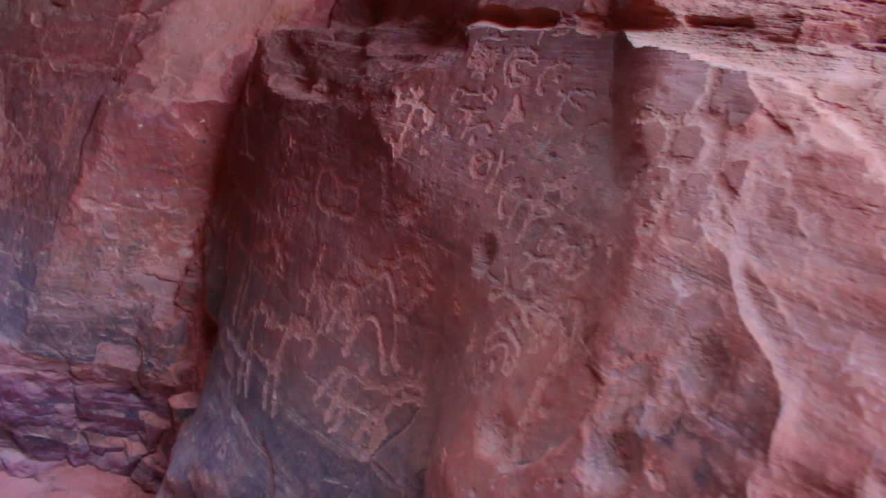 petroglifos antiguos y misteriosos adornan las paredes de una cueva en el desierto saudí cerca de wadi rum jordan