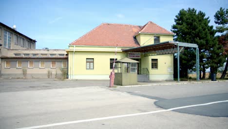 antiguo puesto fronterizo soviético entre schrattenberg y valtice - vista de una casa de guardia vacía y puerta de barrera - de lado